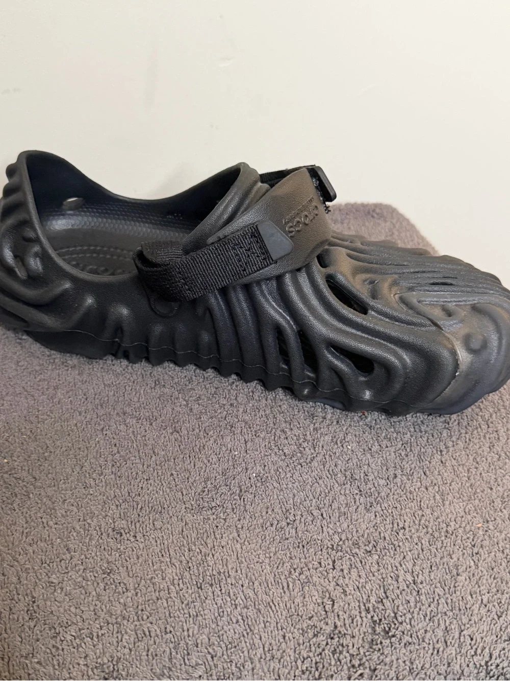 Crocs Echo Storm Black Clogs Men’s size 12 w/adjustable strap. Slip on comfort